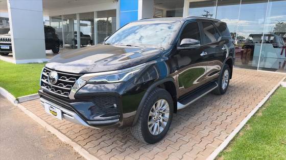 TOYOTA HILUX SW4 2.8 D-4D TURBO DIESEL SRX 4X4 AUTOMÁTICO